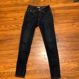 This is a high rise Levi’s denizen jegging. It is an XS